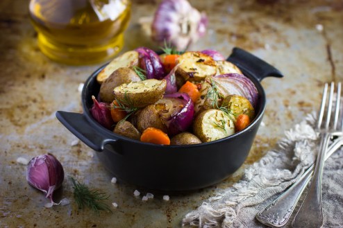 roasted potatoes with onions, carrot and garlic